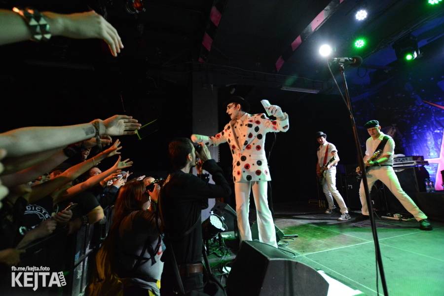 Králové punkového kabaretu The Adicts se vrátili do Prahy