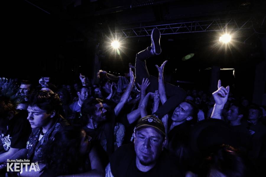 Králové punkového kabaretu The Adicts se vrátili do Prahy