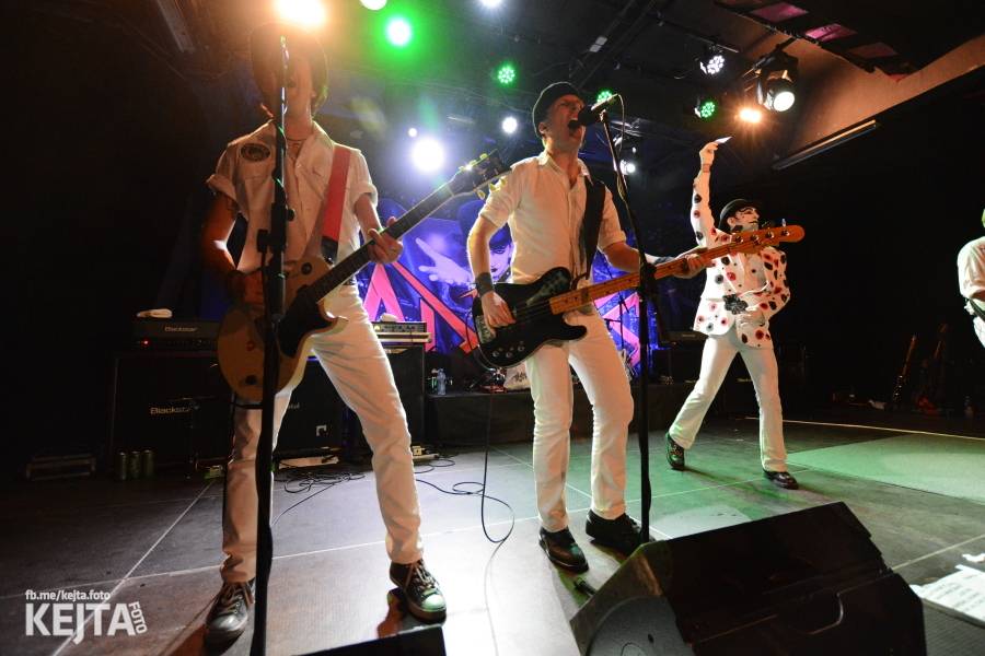 Králové punkového kabaretu The Adicts se vrátili do Prahy