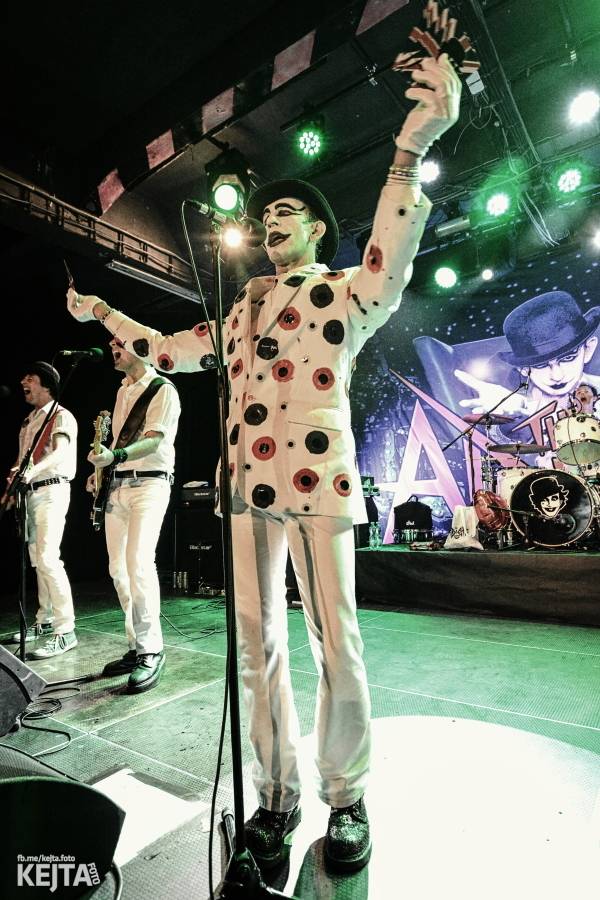 Králové punkového kabaretu The Adicts se vrátili do Prahy