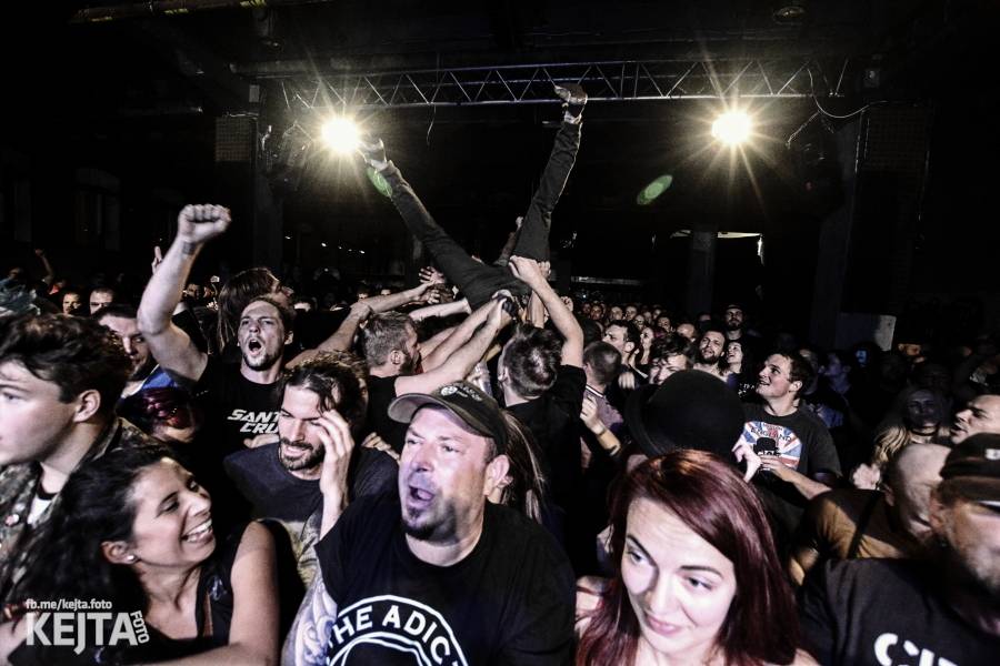 Králové punkového kabaretu The Adicts se vrátili do Prahy