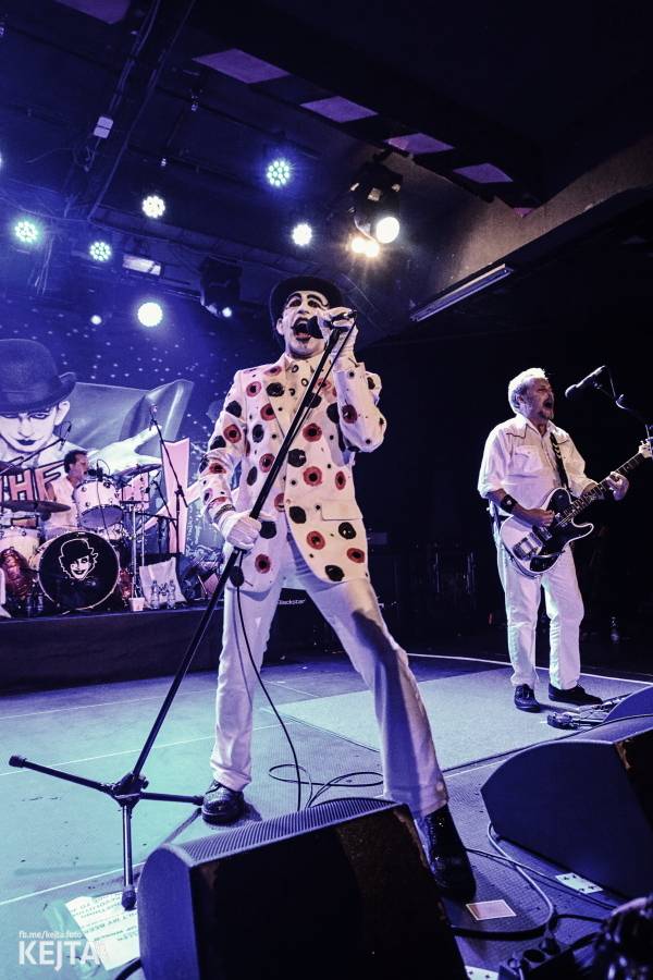 Králové punkového kabaretu The Adicts se vrátili do Prahy