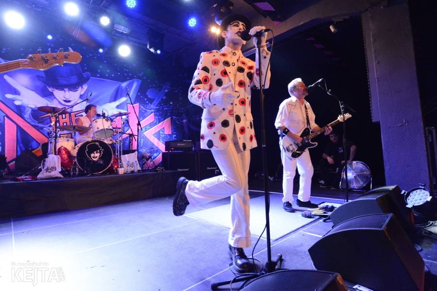 Králové punkového kabaretu The Adicts se vrátili do Prahy