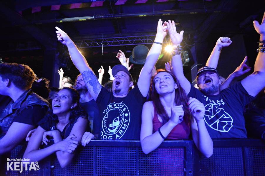 Králové punkového kabaretu The Adicts se vrátili do Prahy