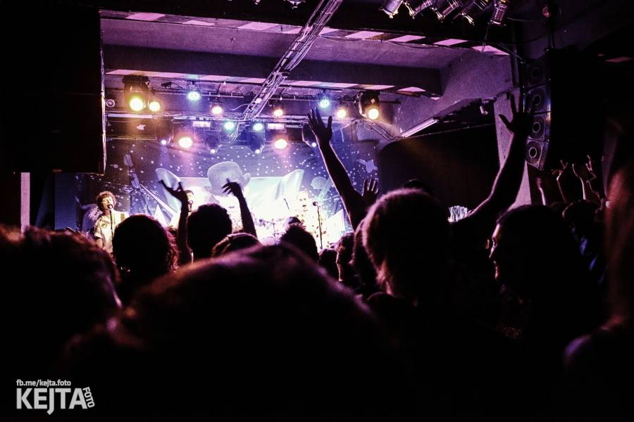 Králové punkového kabaretu The Adicts se vrátili do Prahy