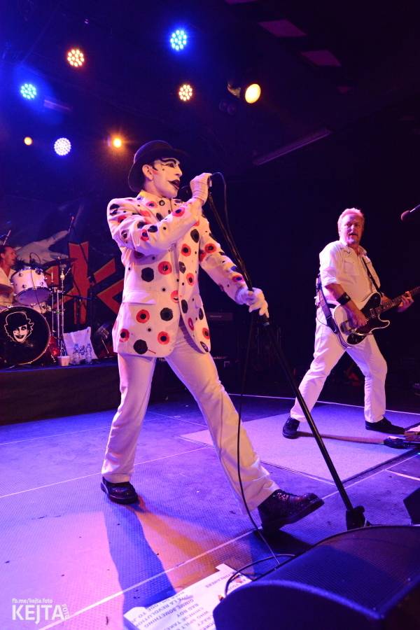 Králové punkového kabaretu The Adicts se vrátili do Prahy