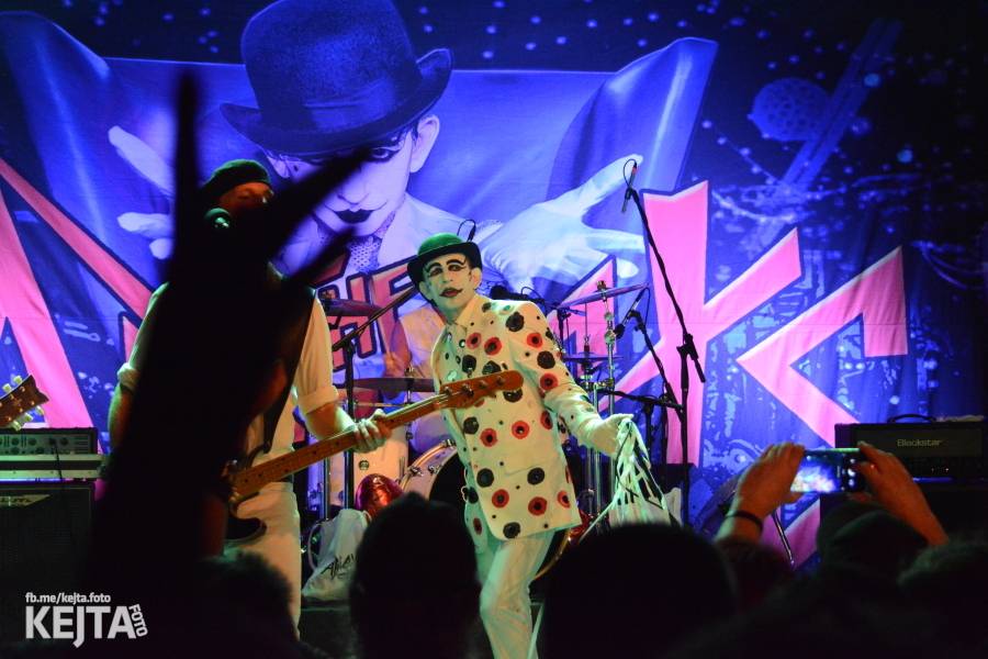 Králové punkového kabaretu The Adicts se vrátili do Prahy