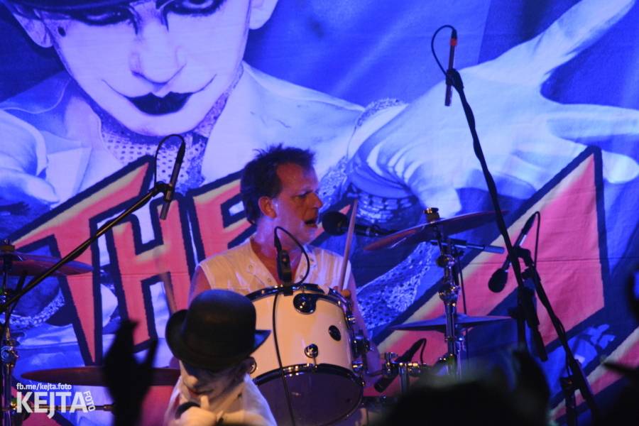 Králové punkového kabaretu The Adicts se vrátili do Prahy