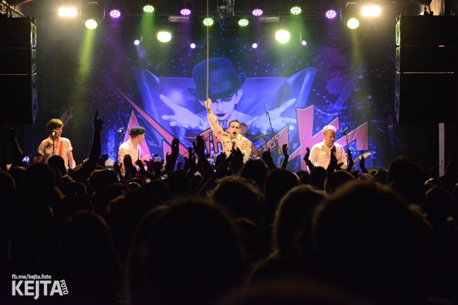 Králové punkového kabaretu The Adicts se vrátili do Prahy