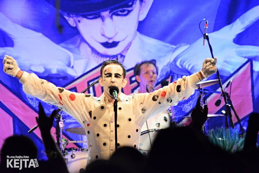 Králové punkového kabaretu The Adicts se vrátili do Prahy