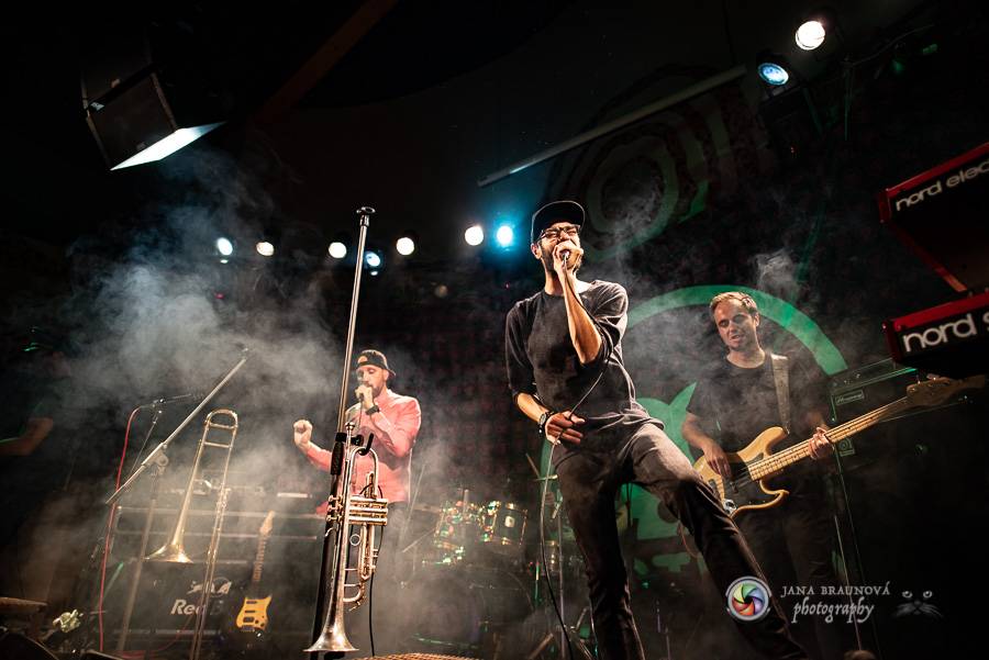 Fast Food Orchestra rozjeli v plzeňské Buena Vistě veselý taneční večírek