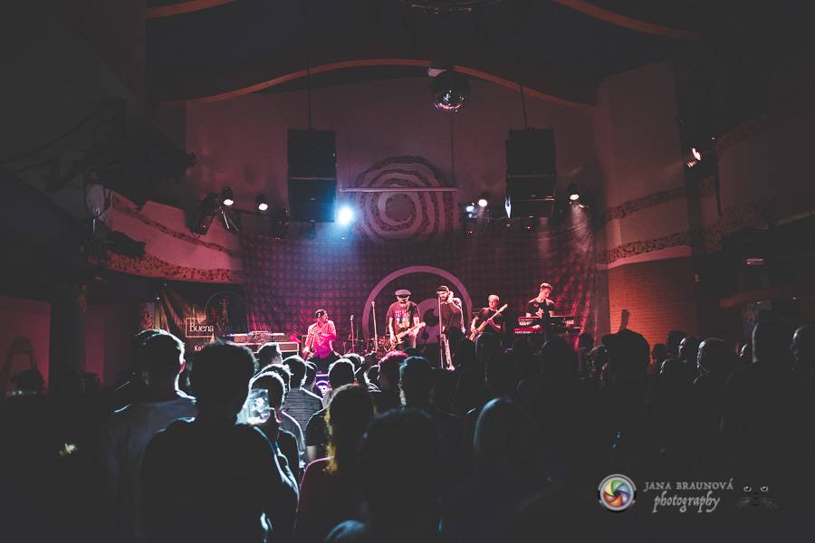 Fast Food Orchestra rozjeli v plzeňské Buena Vistě veselý taneční večírek