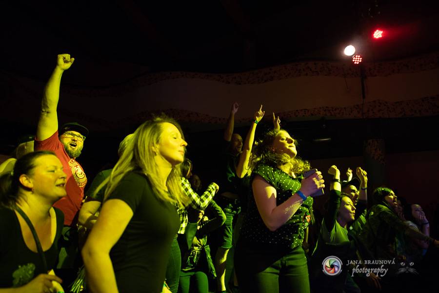 Fast Food Orchestra rozjeli v plzeňské Buena Vistě veselý taneční večírek