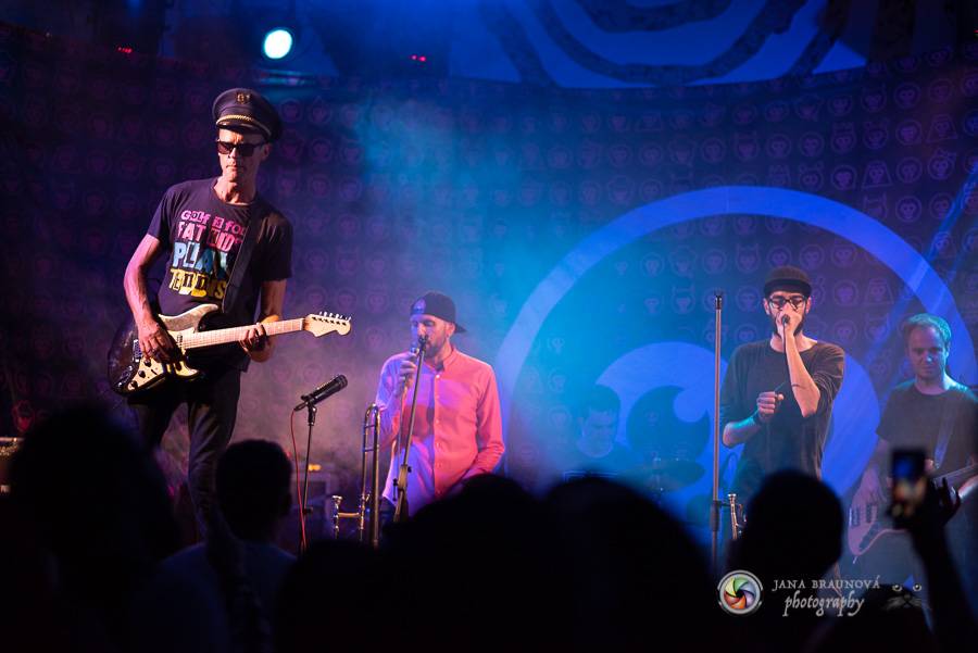 Fast Food Orchestra rozjeli v plzeňské Buena Vistě veselý taneční večírek