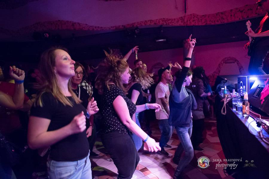 Fast Food Orchestra rozjeli v plzeňské Buena Vistě veselý taneční večírek