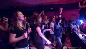 Fast Food Orchestra rozjeli v plzeňské Buena Vistě veselý taneční večírek