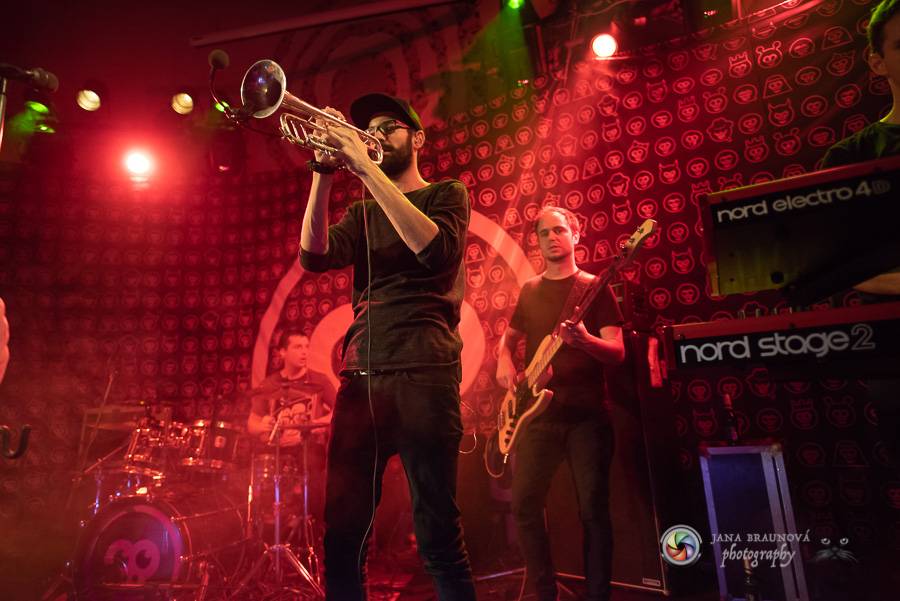 Fast Food Orchestra rozjeli v plzeňské Buena Vistě veselý taneční večírek