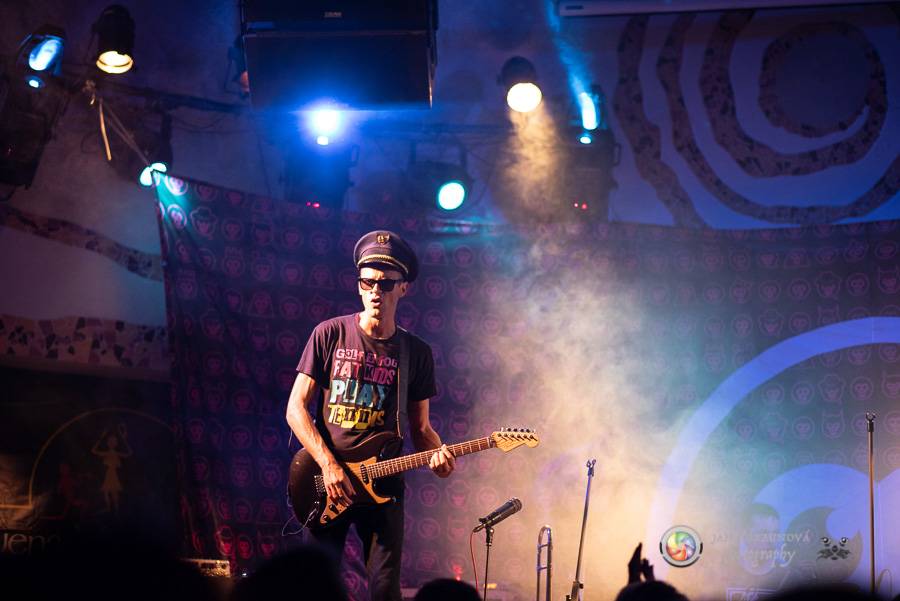 Fast Food Orchestra rozjeli v plzeňské Buena Vistě veselý taneční večírek