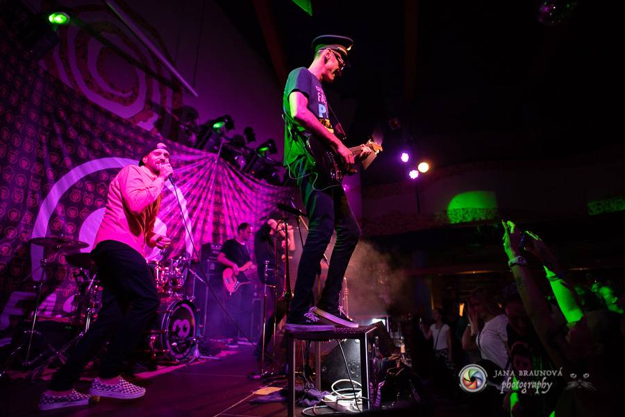 Fast Food Orchestra rozjeli v plzeňské Buena Vistě veselý taneční večírek