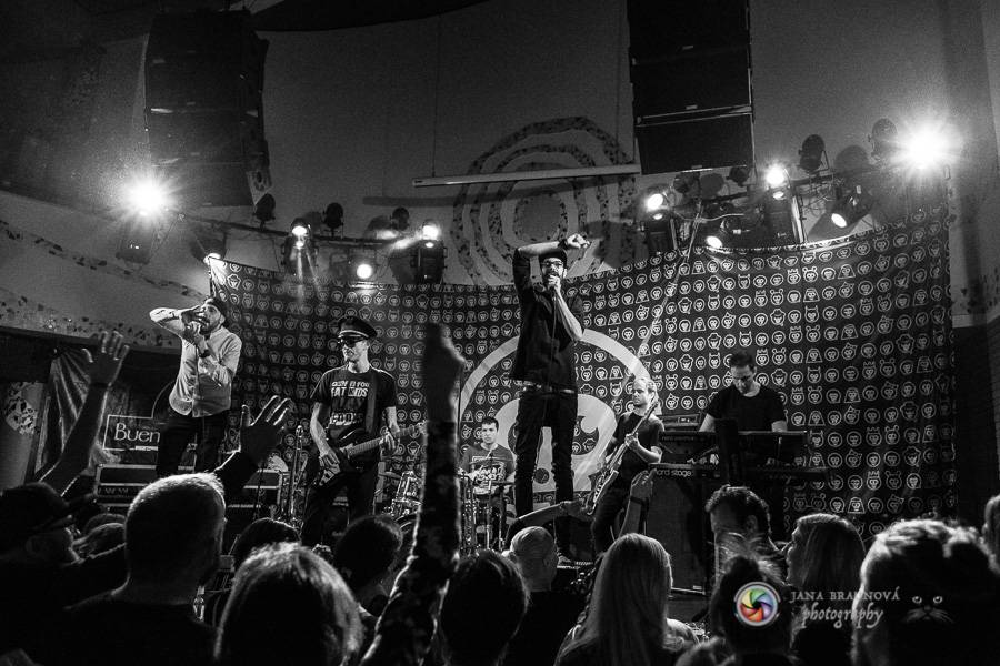 Fast Food Orchestra rozjeli v plzeňské Buena Vistě veselý taneční večírek