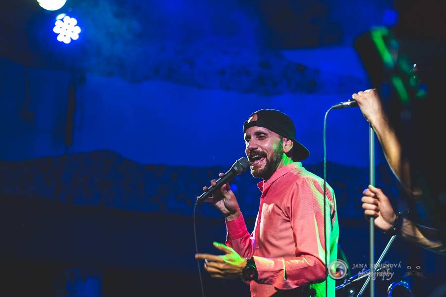 Fast Food Orchestra rozjeli v plzeňské Buena Vistě veselý taneční večírek