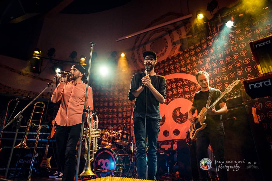 Fast Food Orchestra rozjeli v plzeňské Buena Vistě veselý taneční večírek