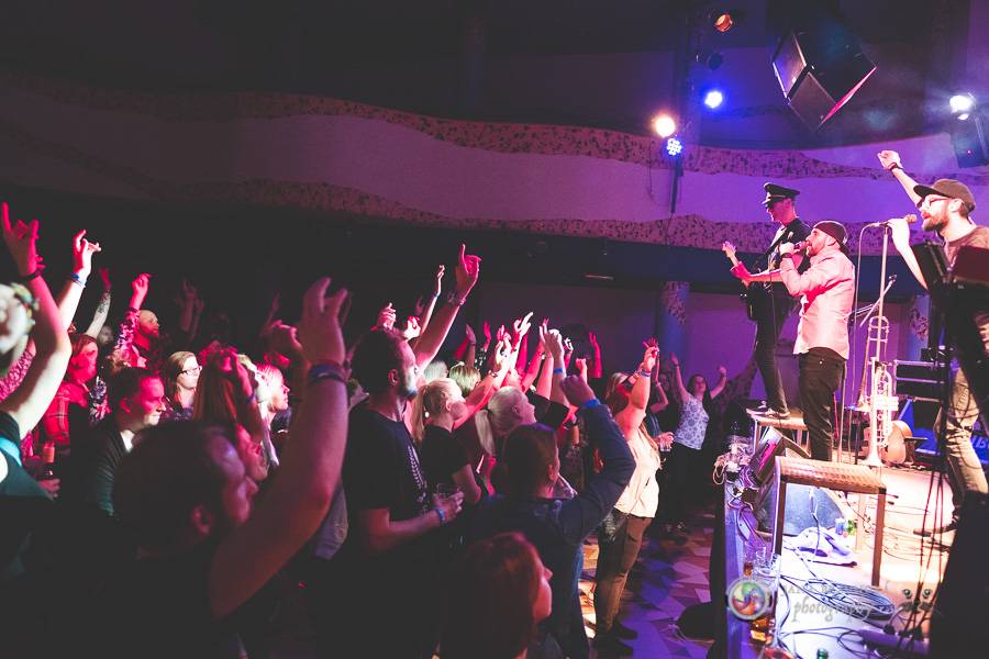 Fast Food Orchestra rozjeli v plzeňské Buena Vistě veselý taneční večírek