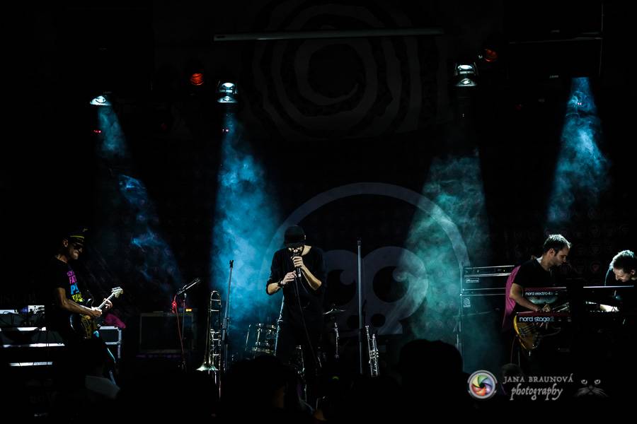 Fast Food Orchestra rozjeli v plzeňské Buena Vistě veselý taneční večírek