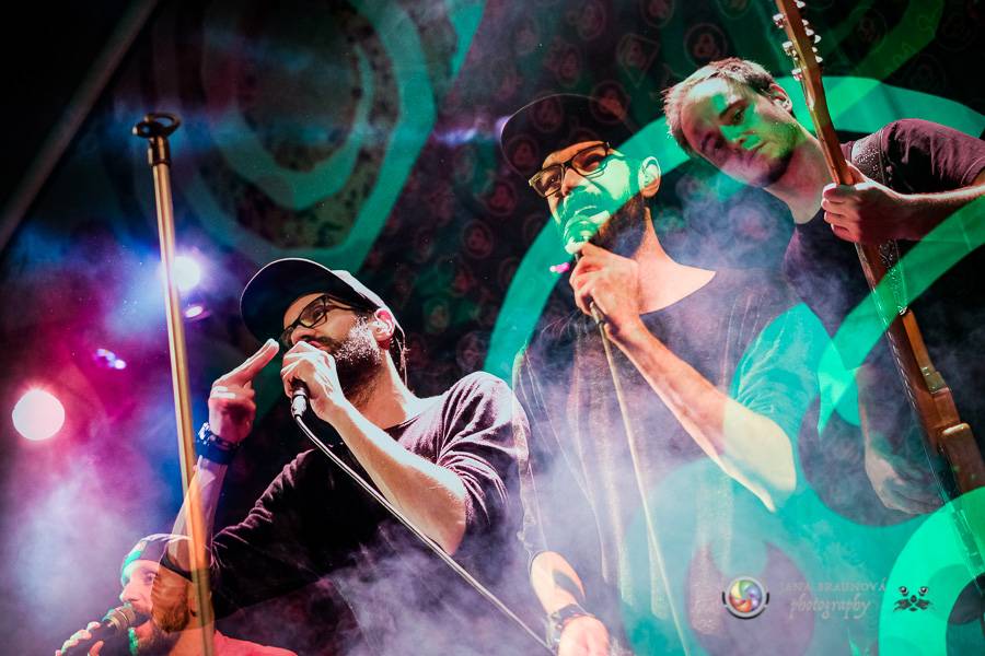 Fast Food Orchestra rozjeli v plzeňské Buena Vistě veselý taneční večírek