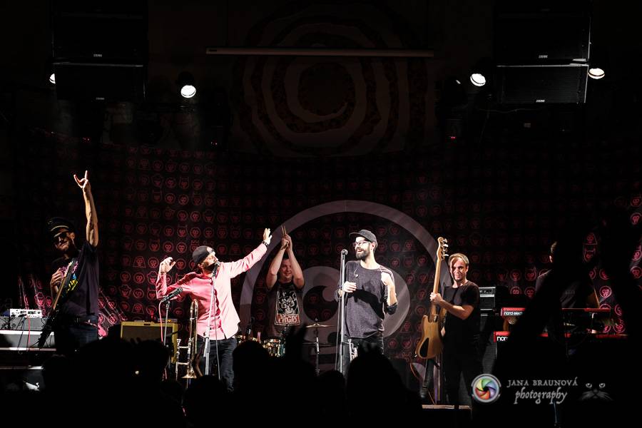 Fast Food Orchestra rozjeli v plzeňské Buena Vistě veselý taneční večírek