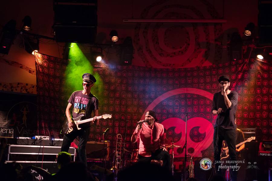Fast Food Orchestra rozjeli v plzeňské Buena Vistě veselý taneční večírek