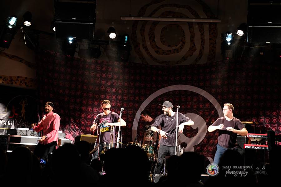 Fast Food Orchestra rozjeli v plzeňské Buena Vistě veselý taneční večírek