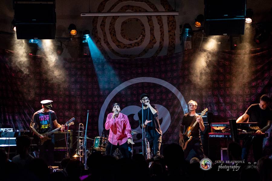 Fast Food Orchestra rozjeli v plzeňské Buena Vistě veselý taneční večírek