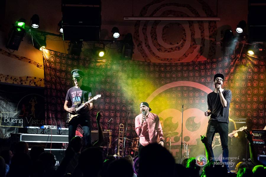 Fast Food Orchestra rozjeli v plzeňské Buena Vistě veselý taneční večírek