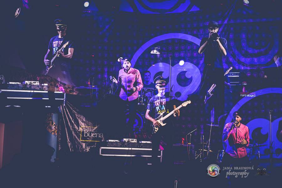 Fast Food Orchestra rozjeli v plzeňské Buena Vistě veselý taneční večírek