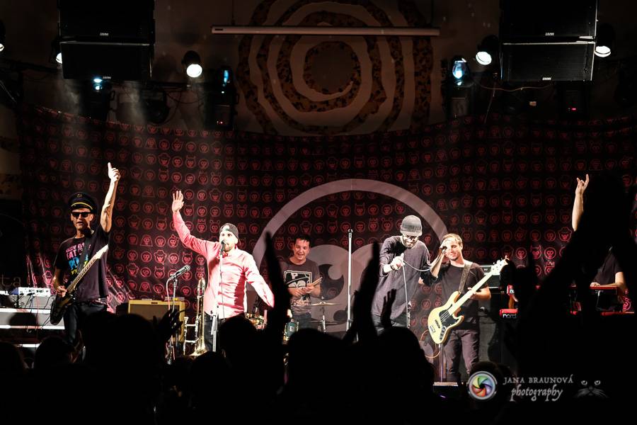 Fast Food Orchestra rozjeli v plzeňské Buena Vistě veselý taneční večírek