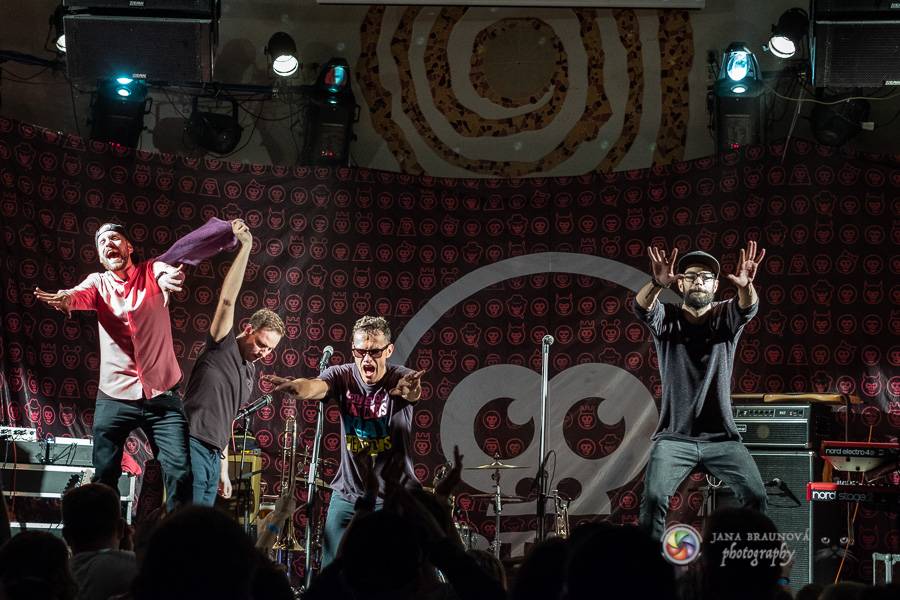 Fast Food Orchestra rozjeli v plzeňské Buena Vistě veselý taneční večírek