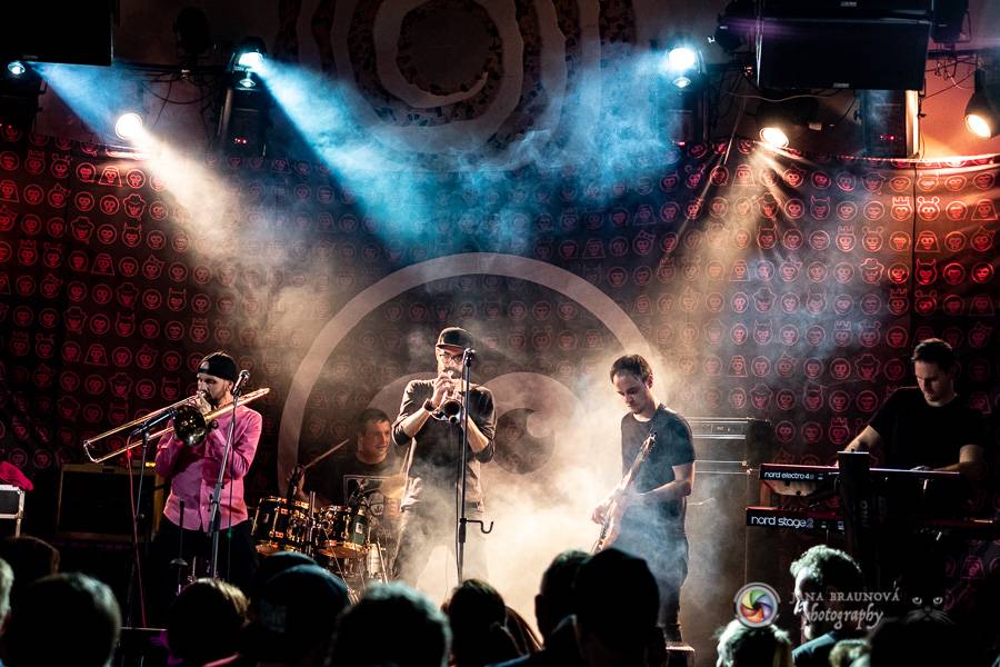 Fast Food Orchestra rozjeli v plzeňské Buena Vistě veselý taneční večírek