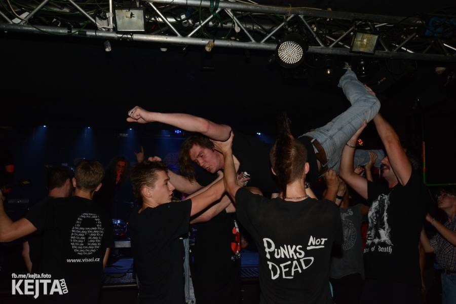 Deset let Pogo tour: SPS a E!E odstartovali svou tradiční šňůru v pražském Rock Café