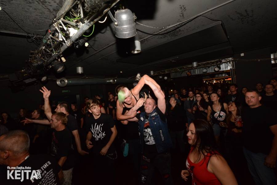 Deset let Pogo tour: SPS a E!E odstartovali svou tradiční šňůru v pražském Rock Café