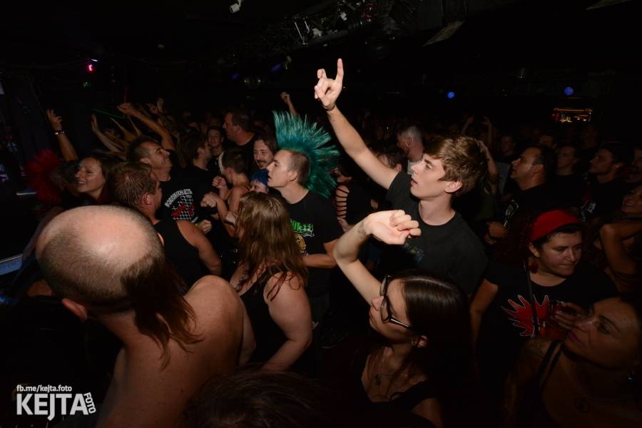 Deset let Pogo tour: SPS a E!E odstartovali svou tradiční šňůru v pražském Rock Café