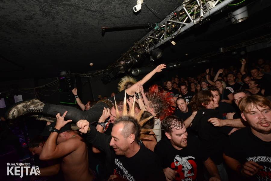 Deset let Pogo tour: SPS a E!E odstartovali svou tradiční šňůru v pražském Rock Café