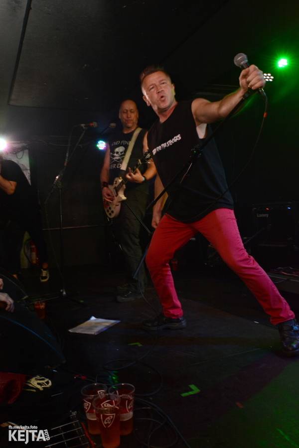 Deset let Pogo tour: SPS a E!E odstartovali svou tradiční šňůru v pražském Rock Café