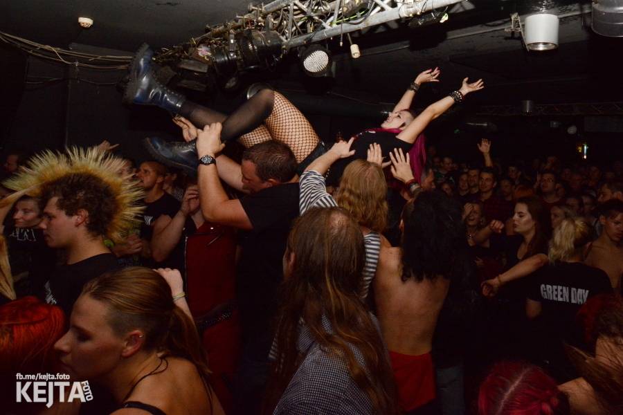 Deset let Pogo tour: SPS a E!E odstartovali svou tradiční šňůru v pražském Rock Café