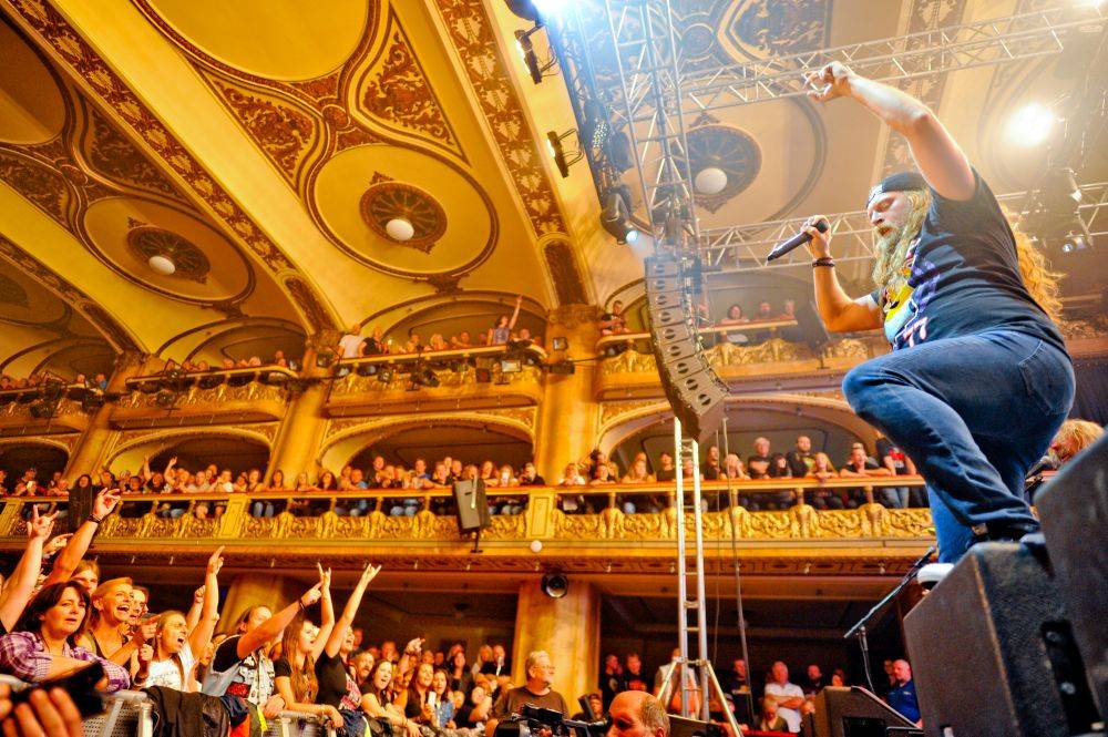 Harlej vítala beznadějně vyprodaná Lucerna, s Petrou Janů zavzpomínal na Vláďu Šafránka