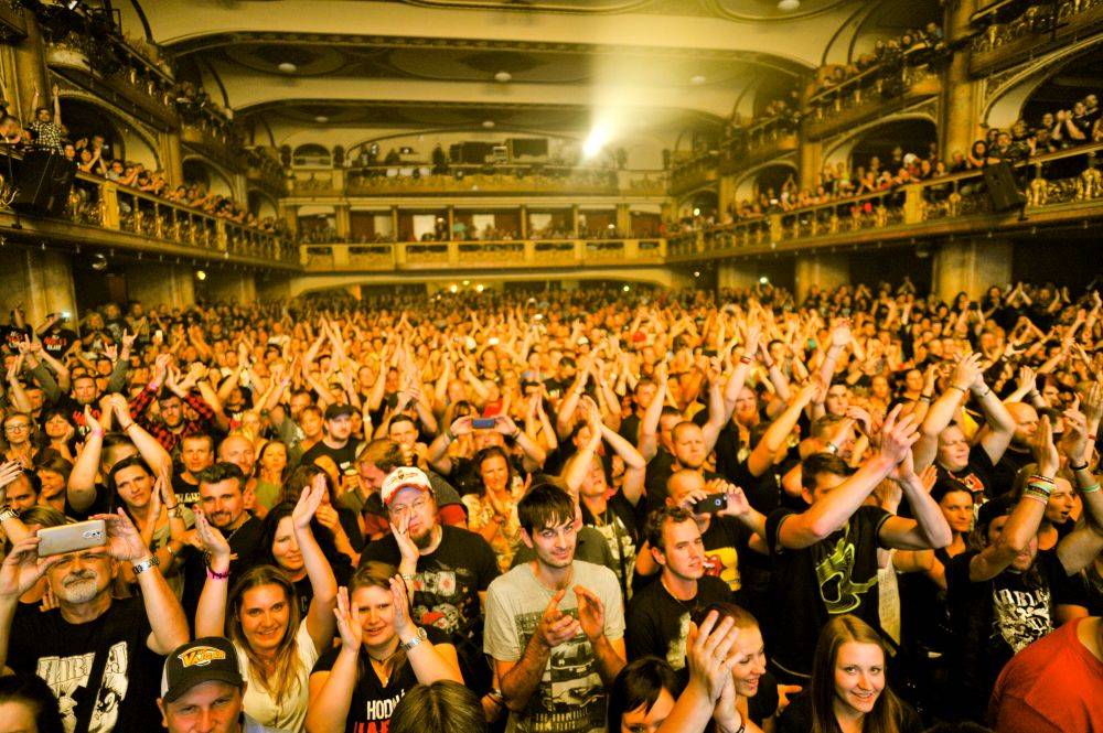 Harlej vítala beznadějně vyprodaná Lucerna, s Petrou Janů zavzpomínal na Vláďu Šafránka