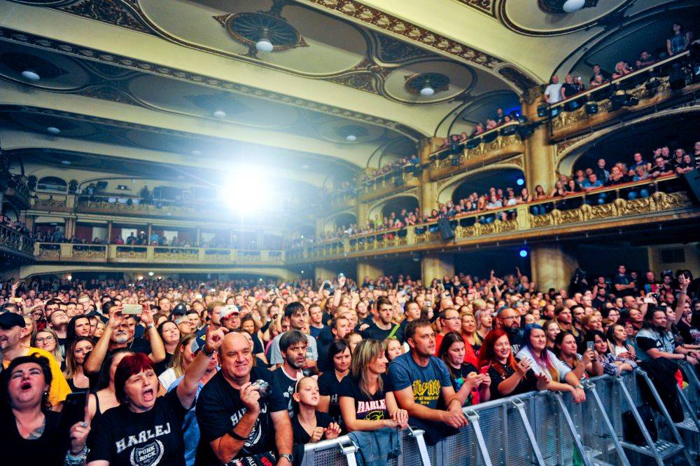 Harlej vítala beznadějně vyprodaná Lucerna, s Petrou Janů zavzpomínal na Vláďu Šafránka