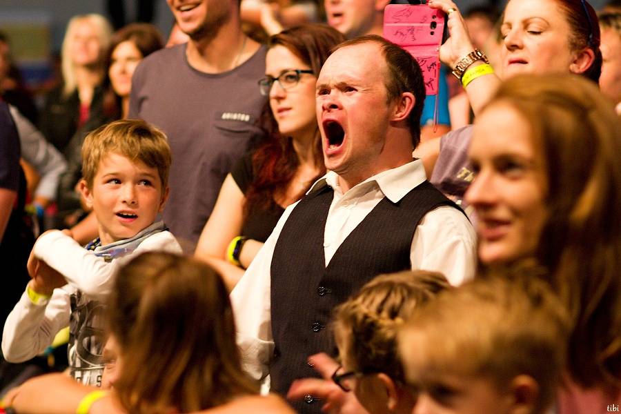 Jirka Mádl moderoval koncert pro Arpidu 