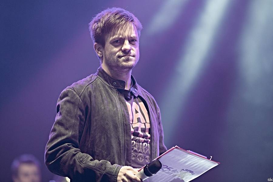 Jirka Mádl moderoval koncert pro Arpidu 