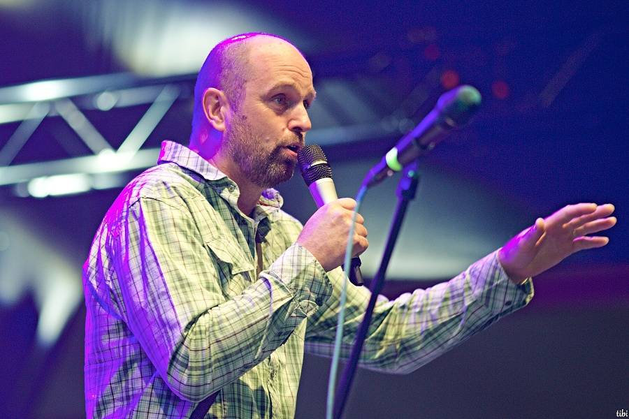 Jirka Mádl moderoval koncert pro Arpidu 